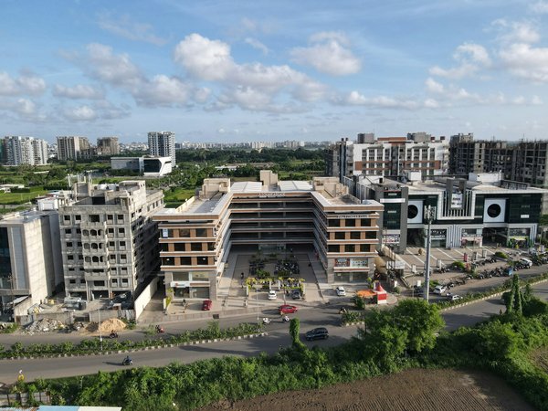 What are the advantages of purchasing property at UK auction versus traditional methods?